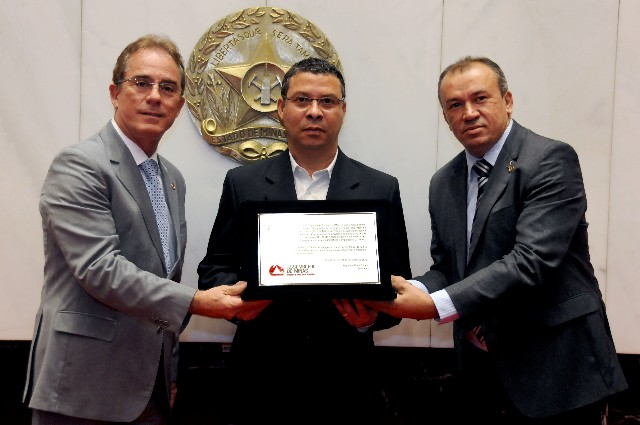 Deputados Duarte Bechir e Paulo Guedes entregaram placa alusiva à homenagem ao presidente da Associação dos Músicos da Orquestra Sinfônica do Estado, Fernando dos Santos