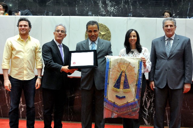 O apresentador Juarez Elisiário (centro) recebeu uma placa comemorativa e agradeceu a homenagem