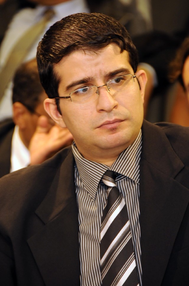 O delegado Leandro Saraiva disse ter algemado apenas uma mão do procurador