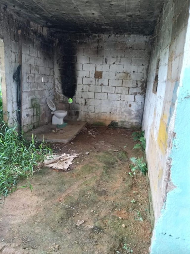 Revitalização de quadra poliesportiva - Foto 1 (banheiro antes) - Beneficiária: Quadra Poliesportiva de Miradouro (MG)