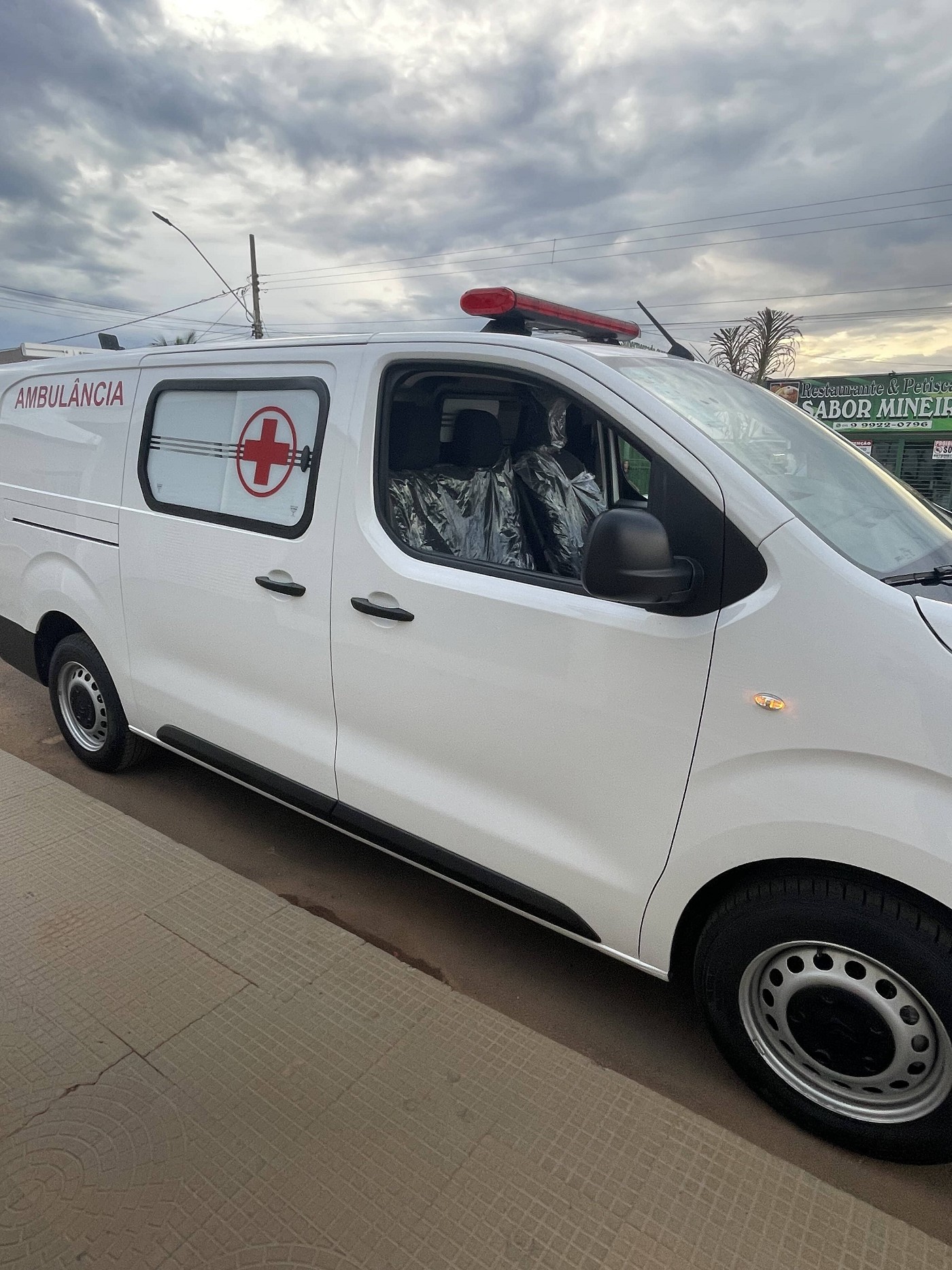 Entrega de ambulância - Beneficiário: município de Pedrinópolis (MG)