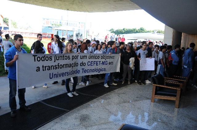 Antes da audiência, cerca de 300 estudantes participaram de manifestação em defesa da transformação do Cefet-MG em universidade especializada