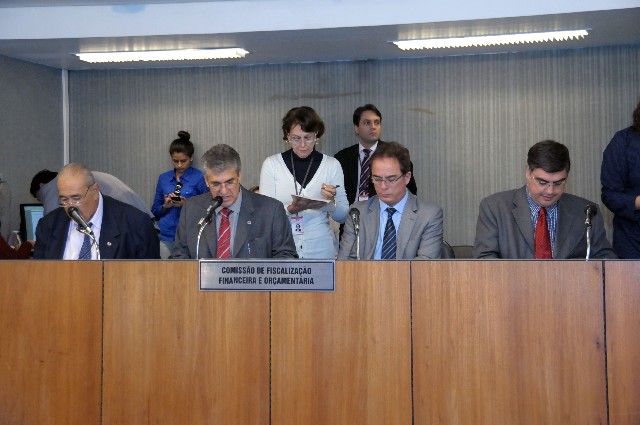 Um dos projetos autoriza o Executivo a realizar operações de crédito com o BID em até US$ 50 milhões
