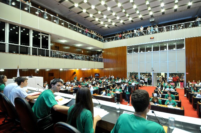 O Parlamento Jovem é composto pelas etapas municipal, regional e estadual. Nesta última, os estudantes votam, no Plenário da ALMG, as propostas aprovadas em cada município - Arquivo/ALMG