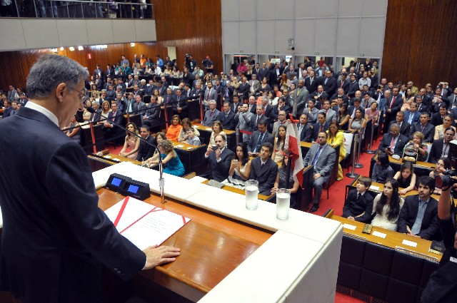 Durante a cerimônia de posse na Assembleia, Fernando Pimentel prometeu um governo mais acessível e transparente