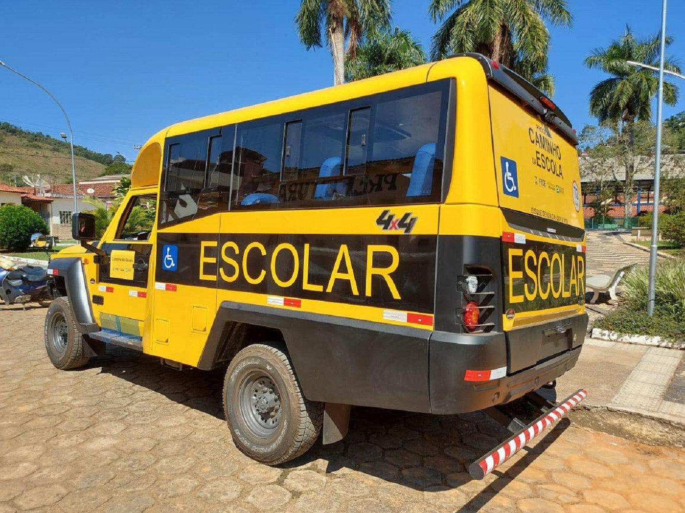 Entrega de ônibus escolar - Beneficiário: município de Miraí (MG)