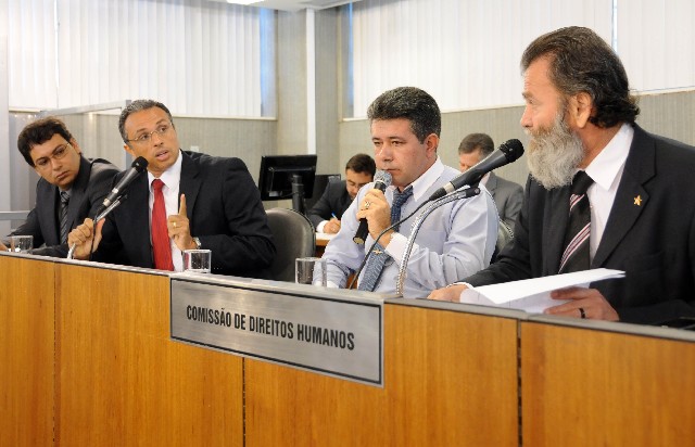 O subinspetor Rezende (centro) relatou sua versão durante audiência pública da Comissão de Direitos Humanos