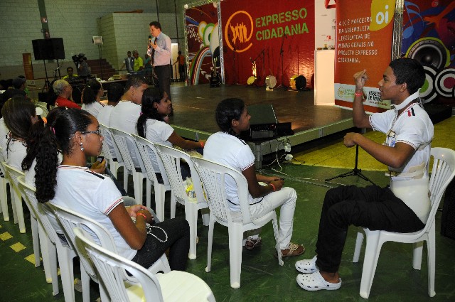 Estudantes surdos puderam acompanharam as atividades, graças ao colega Gabriel Rodrigues, que traduziu as palestras para a linguagem de libras