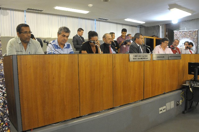 Após se reunirem em grupos de trabalhos pela manhã, seus representantes levam à audiência as propostas aprovadas coletivamente