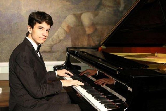 Rafael iniciou seus estudos de piano aos seis anos, em Manhuaçu - Arquivo/ALMG