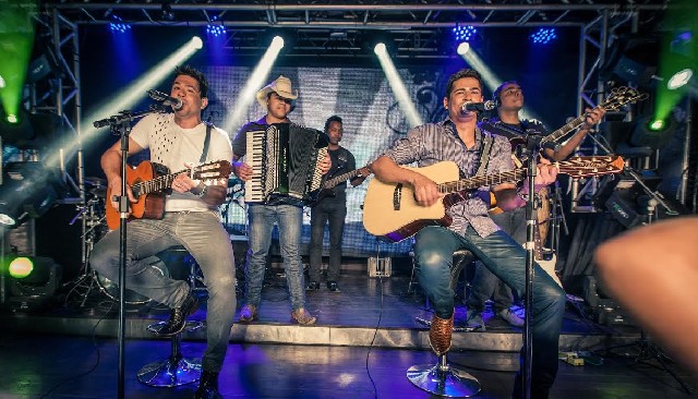 Após 15 anos de carreira, a dupla já gravou três CDs e um DVD