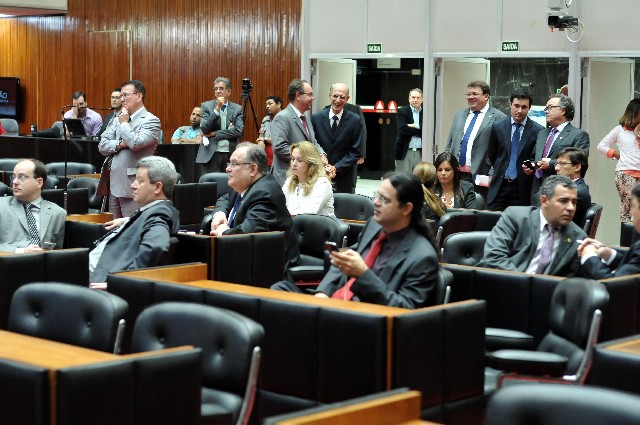O relatório foi tema de intensos debates entre os parlamentares no Plenário em virtude de uma dúvida quanto a uma data citada no texto
