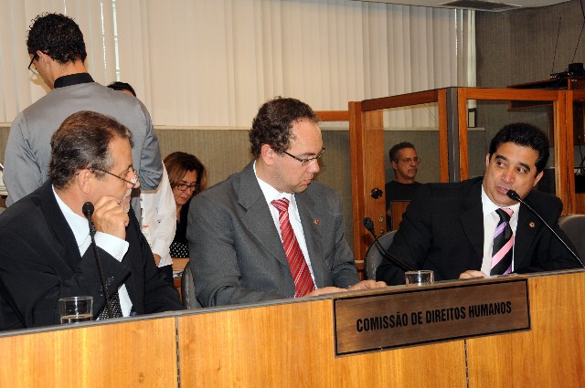 Deputado Sargento Rodrigues (à direita) quer esclarecer atitudes de militar.