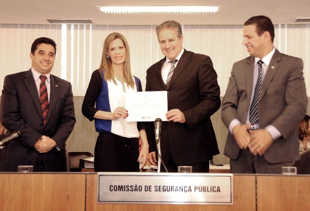 A delegada homenageada Lorena Vaz de Melo valorizou a rápida ação da Polícia Civil, que investigou e esclareceu o caso em dois meses