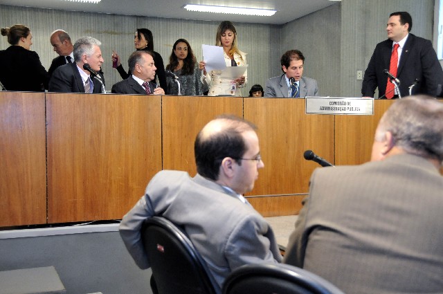 Pedido de vista feito pelo deputado Rogério Correia adiou a votação do parecer