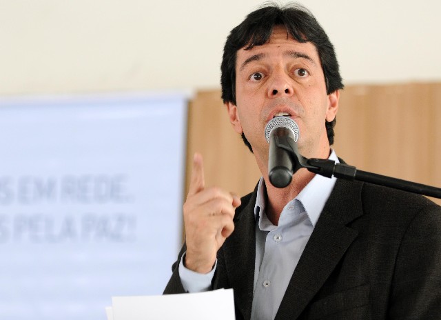 Para Dinis Pinheiro, os investimentos em educação no Brasil são insuficientes