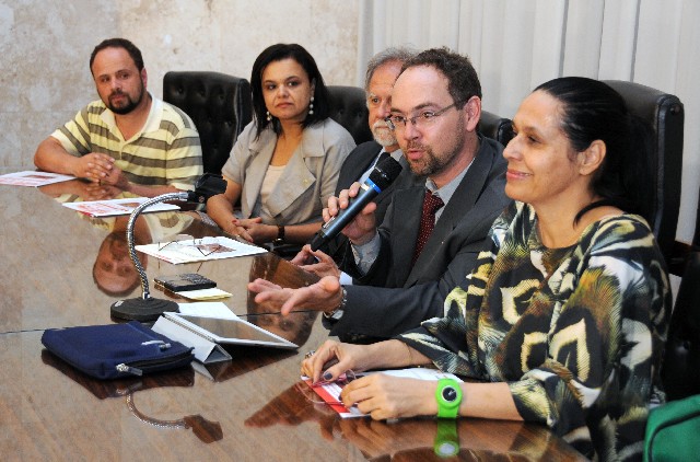 Deputado Paulo Lamac (ao microfone) é autor do requerimento para criação da Frente