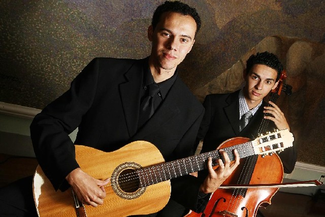 Repertório de Adriano e William, do Duo  Arezzo, inclui Tchaikovsky e Piazzolla