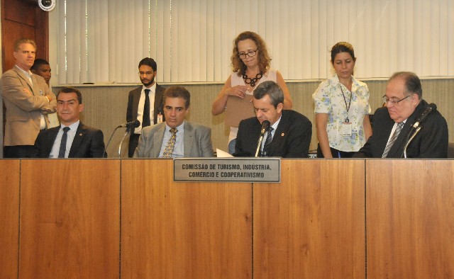 Comissão aprovou cinco requerimentos de audiências públicas na tarde desta terça (10)