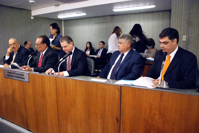 A primeira matéria foi relatada por Lafayette de Andrada (à dir.) e a segunda por Romel Anízio (à esq.)