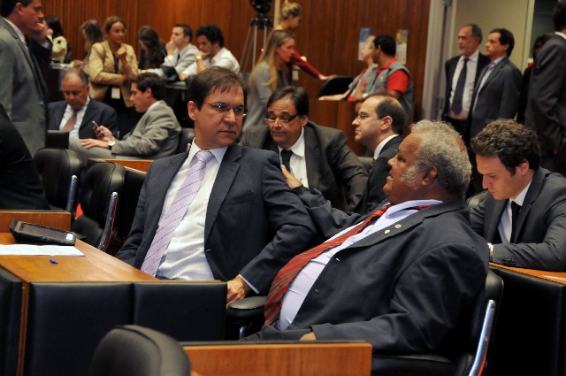 A proposição foi aprovada na forma do substitutivo nº 1 ao texto aprovado em 1º turno, apresentado pela Comissão de Educação
