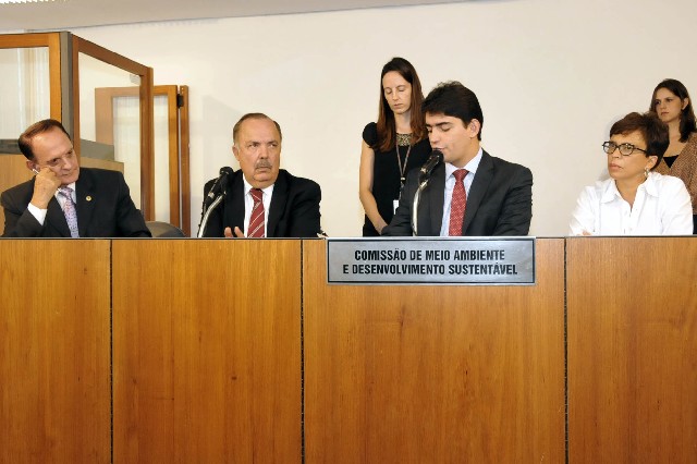 Deputados analisam proposições em reunião nesta quarta-feira (18)