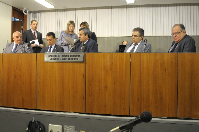 Deputados de oposição lamentaram ausência de representantes do governo na audiência pública