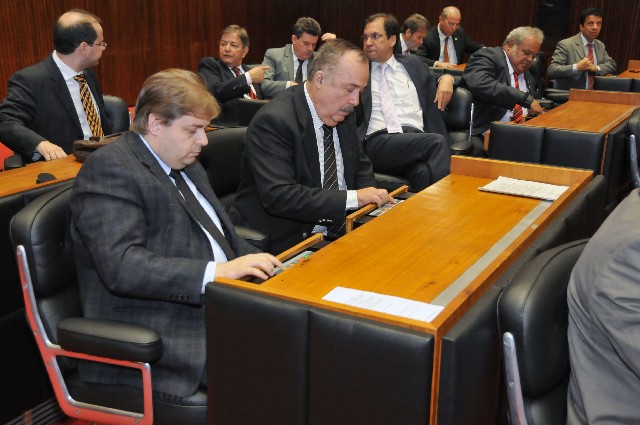 O Plenário também aprovou, em 2º turno, o PLC 51/13, que aumenta as possibilidades de provimento de promotorias de Justiça situadas em regiões menos atrativas do Estado