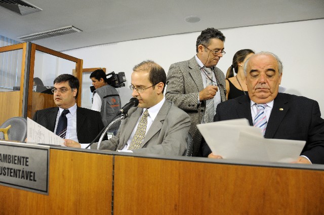 Parecer de Dalmo Ribeiro Silva (à dir.) acompanhou o entendimento adotado pela CCJ em relação ao projeto