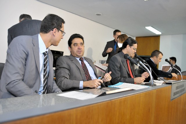 Parlamentares debatem projetos e denúncias.