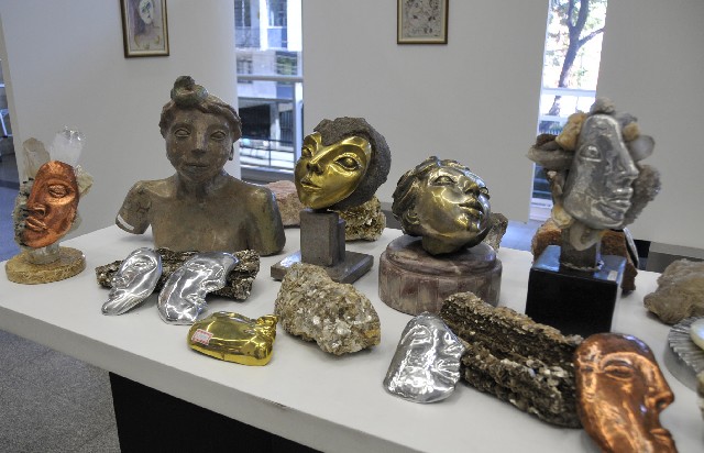 Obras em cobre, barro e outros materiais retratam o universo das artistas