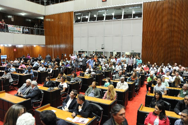 A homenagem, presidida pelo deputado estadual Mário Henrique Caixa, lotou o Plenário da Assembleia Legislativa
