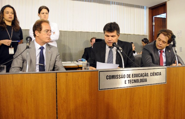 Glaycon Franco (à dir.), que relatou a matéria, opinou por sua rejeição