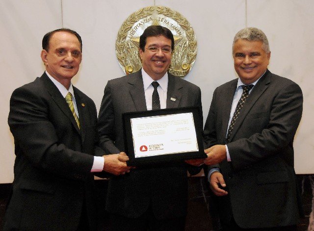 Ricardo Campos recebeu placa alusiva à homenagem