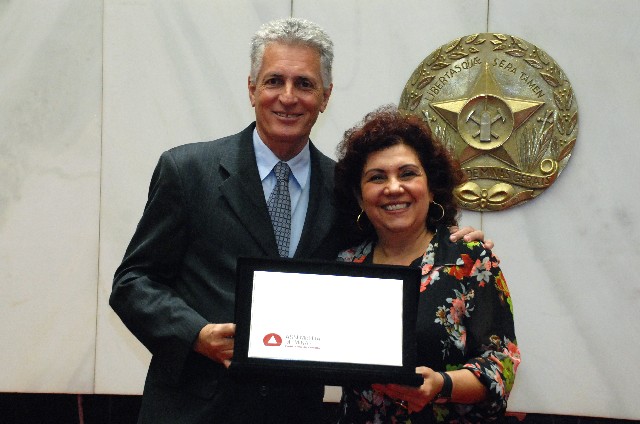 Rogério Correia fez a entrega da placa alusiva à homenagem à presidente do CRP-MG, Marta Elizabeth de Souza