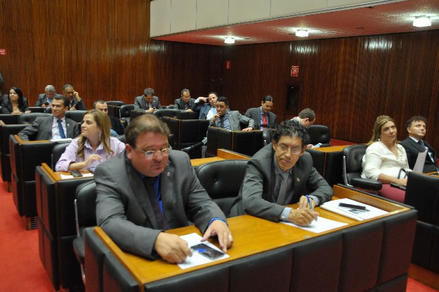 Atualmente, todas as vezes em que há reajustes, tanto o Judiciário quanto o Ministério Público devem enviar projeto de lei específico para fazer a correção dos subsídios