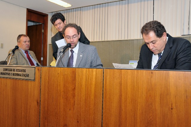 Deputados avaliam matérias da comissão