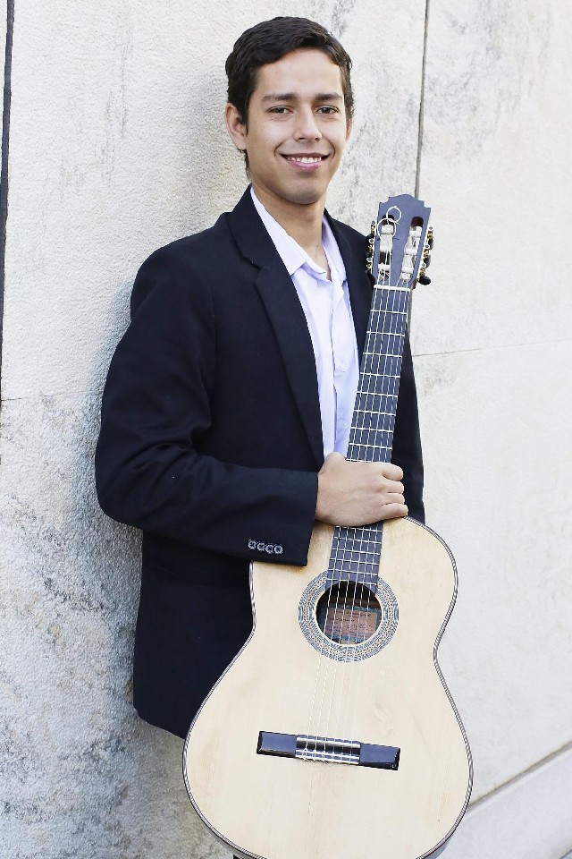 O violonista Pedro Henrique Menezes é licenciado em Música