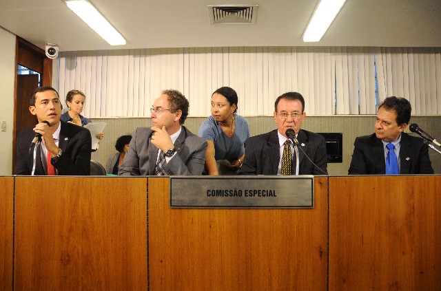 Foram eleitos os deputados Leonídio Bouças para presidente e Douglas Melo para vice