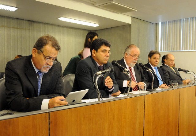 Parlamentares criticaram o repasse de recursos pela União para a área da saúde