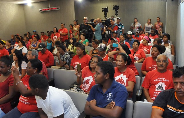 As famílias ocupam um terreno que pertence à Ceasa, em Contagem, desde outubro de 2013