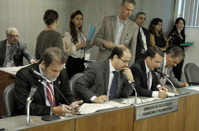 A matéria recebeu duas emendas em 1º turno no Plenário. O parecer do relator na FFO foi pela aprovação de uma emenda e pela rejeição da outra