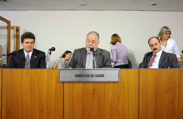 Deputado Carlos Mosconi (ao centro) foi o relator