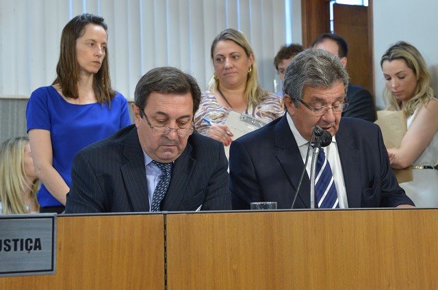 O deputado Luiz Humberto Carneiro (à direita) relatou o Projeto de Lei 1.397/15 na CCJ