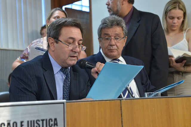 O deputado Isauro Calais (à esquerda) apresentou o substitutivo nº 1, que faz diversas alterações no projeto