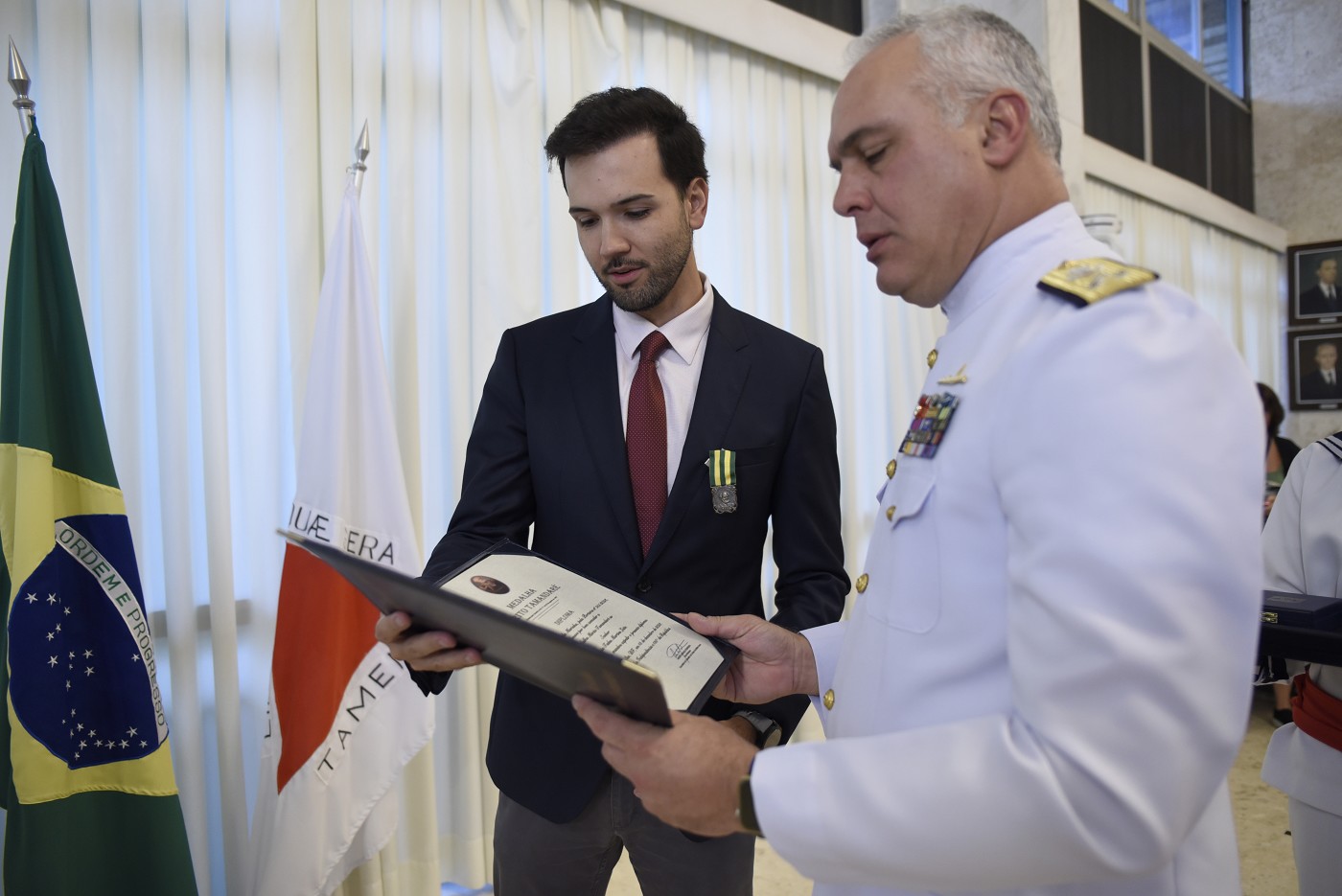 Visita oficial do comandante do Primeiro Distrito Naval, vice-almirante Lobo ao presidente da ALMG
