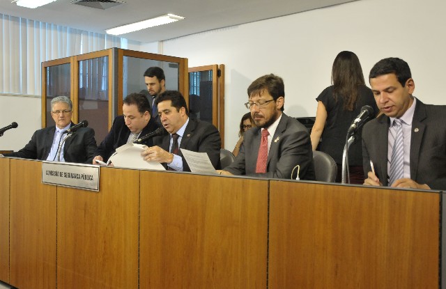 Deputados aprovaram diversos requerimentos de audiências públicas na manhã desta terça-feira (24)