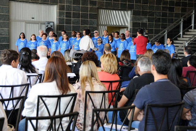 O Coral do Instituto São Rafael se apresentou durante a inauguração da mostra.