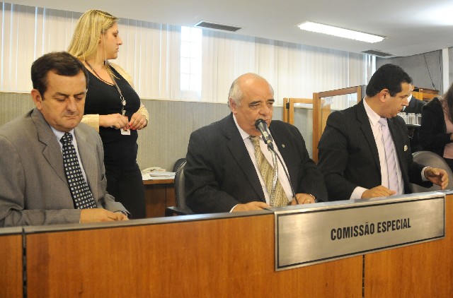 O deputado Antônio Carlos Arantes (à esq.) foi empossado como vice-presidente