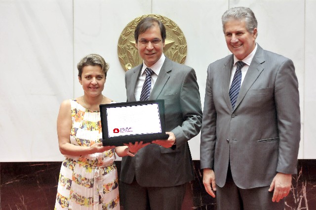 Os deputados Anselmo José Domingos e João Leite entregaram à superintendente da instituição, Paula Martins, placa alusiva à homenagem